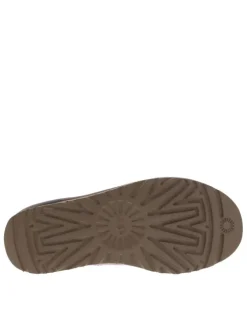 Boots rose à talon plat, fourrées avec tirette arrière et étiquette de la marque
