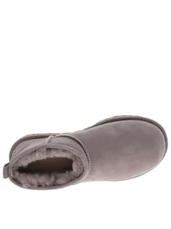 Boots rose à talon plat, fourrées avec tirette arrière et étiquette de la marque