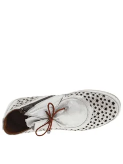 Bottines en cuir argentées à petites étoiles ajourées et à talon décroché bas