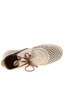 Bottines en cuir beiges à semelle plate avec des lacets et un zip latéral