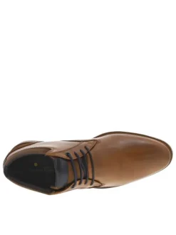 Bottines en cuir cognac avec un talon décroché bas et des lacets