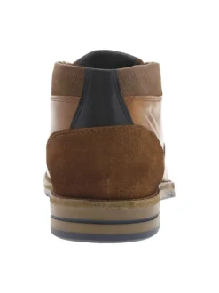 Bottines en cuir cognac avec un talon décroché bas et des lacets