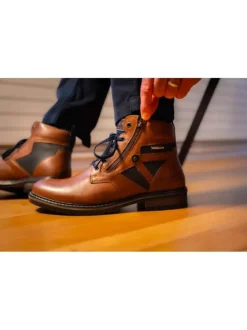 Bottines en cuir cognac à talon décroché bas avec des lacets plats et un zip