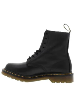 Bottines en cuir noires à talon décroché bas avec des lacets ronds