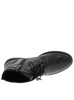 Bottines en cuir noires à talon plat avec un effet matelassé à l'arrière