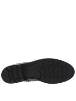 Bottines en cuir noires à talon plat avec un effet matelassé à l'arrière