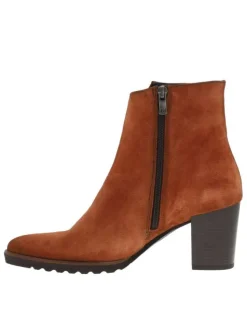 Bottines en cuir suède brique à semelle avant patinée, talon décroché haut et à zip latéraux