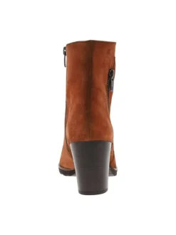 Bottines en cuir suède brique à semelle avant patinée, talon décroché haut et à zip latéraux
