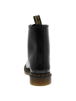 Bottines noire en cuir enduit à talon décroché bas avec des lacets ronds