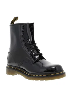 Bottines noire en cuir enduit à talon décroché bas avec des lacets ronds