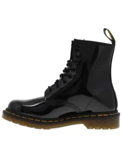Bottines noire en cuir enduit à talon décroché bas avec des lacets ronds