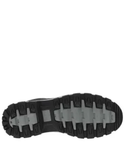 Bottines noires à talon plat à lacets avec des œillets métalliques