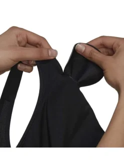 Brassière noire à col rond avec dos nageur et logo blanc floqué autour de la taille élastiquée