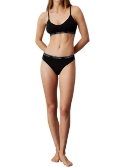 Brassière noire unie avec des coques au niveau de la poitrine et un col v