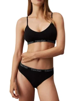 Brassière noire unie avec des coques au niveau de la poitrine et un col v