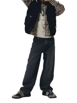 Cardigan sans manches noir en peluche zippé avec une coupe droite