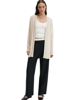 Cardigan beige chiné avec une coupe droite un col v et à manches longues