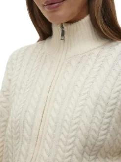 Cardigan écru en maille torsadée avec une coupe droite et un col montant