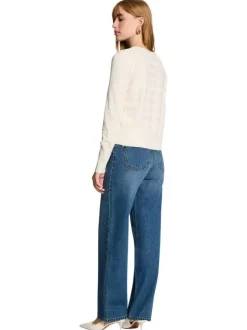 Cardigan écru rayé en maille fermé par des boutons et à col v
