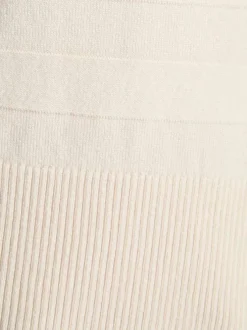 Cardigan écru rayé en maille fermé par des boutons et à col v