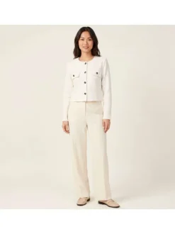 Cardigan écru uni texturé à coupe courte avec des poches à rabat à la poitrine