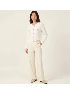 Cardigan écru uni texturé à coupe courte avec des poches à rabat à la poitrine