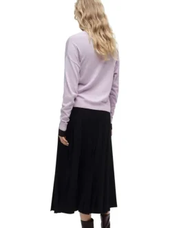 Cardigan lavande en maille fine avec un col v profond et une coupe droite