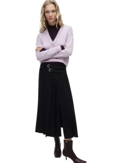 Cardigan lavande en maille fine avec un col v profond et une coupe droite