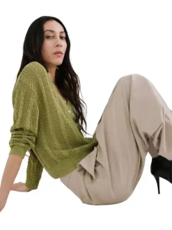 Cardigan olive uni pourvu d'une coupe droite et de manches longues