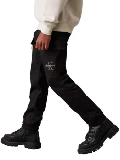 Cargo en coton noir uni avec une taille élastiquée et des poches
