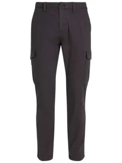 Cargo en coton biologique noir uni avec une coupe slim et poches à rabats