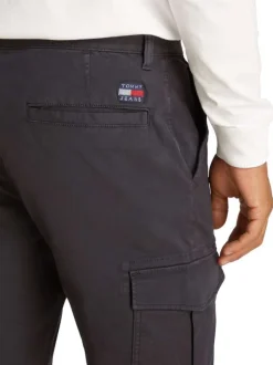 Cargo en coton biologique noir uni avec une coupe slim et poches à rabats