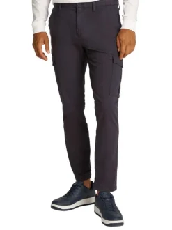 Cargo en coton biologique noir uni avec une coupe slim et poches à rabats