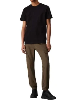 Cargo en coton kaki uni avec une coupe droite et plusieurs poches