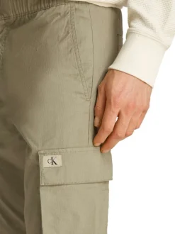 Cargo en coton kaki uni avec une coupe slim et une taille élastiquée