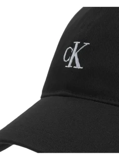 Casquette en coton noire unie coupe strapback avec visière arrondie