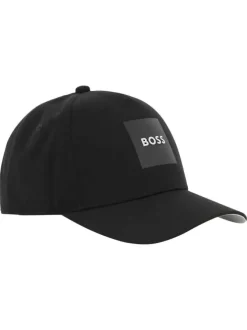 Casquette noire unie pourvue du patch de la marque à l'avant