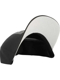 Casquette noire unie pourvue du patch de la marque à l'avant