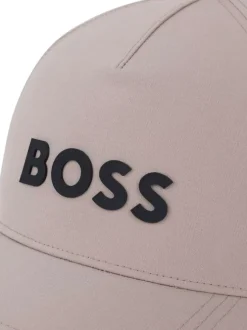 Casquette strapback beige unie avec le nom de la marque en noir à l'avant
