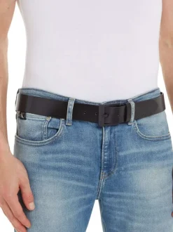 Ceinture en cuir lisse noir avec une boucle à ardillon et logo embossé