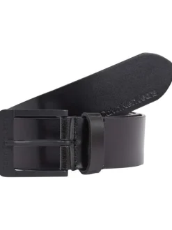 Ceinture en cuir lisse noir avec une boucle à ardillon et logo embossé
