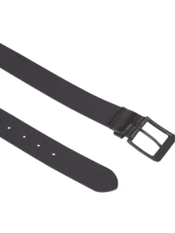 Ceinture en cuir lisse noir avec une boucle à ardillon et logo embossé