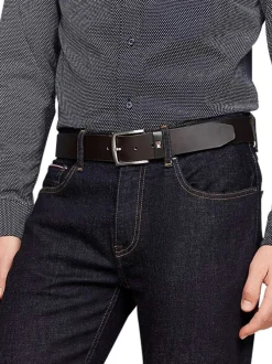 Ceinture en cuir marron avec une boucle métallique rectangulaire argentée