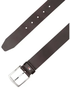 Ceinture en cuir marron avec une boucle métallique rectangulaire argentée