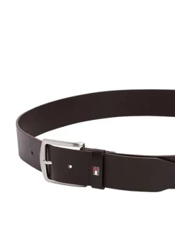 Ceinture en cuir marron avec une boucle métallique rectangulaire argentée