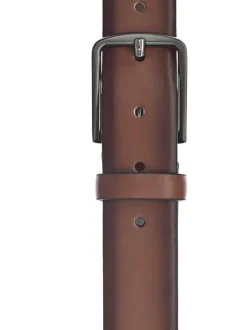 Ceinture en cuir marron avec une boucle métallique argentée rectangle