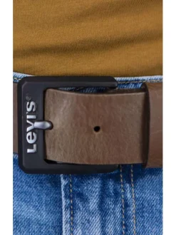 Ceinture en cuir marron uni avec une boucle en métal noir embossé 