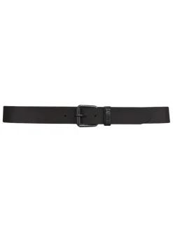 Ceinture en cuir noir uni avec une boucle en métal noir et logo sur le passant
