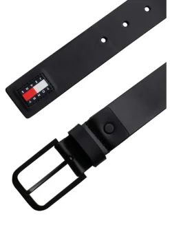 Ceinture en cuir noire avec boucle noire et logo de la marque sur le passant