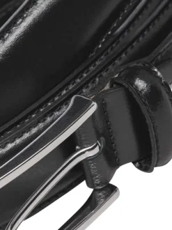 Ceinture en cuir noire unie avec boucle à ardillon chromée